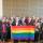  Vingt-huit membres du conseil d’ administration du Fonds Purge LGBT et du Comité consultatif du Monument national LGBTQ2+ posant ensemble et tenant un drapeau arc-en-ciel, lors de la première session de visualisation du Monument en 2019.